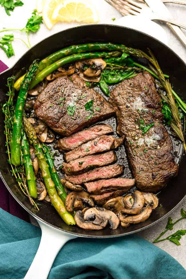 Keto steak s chřestem